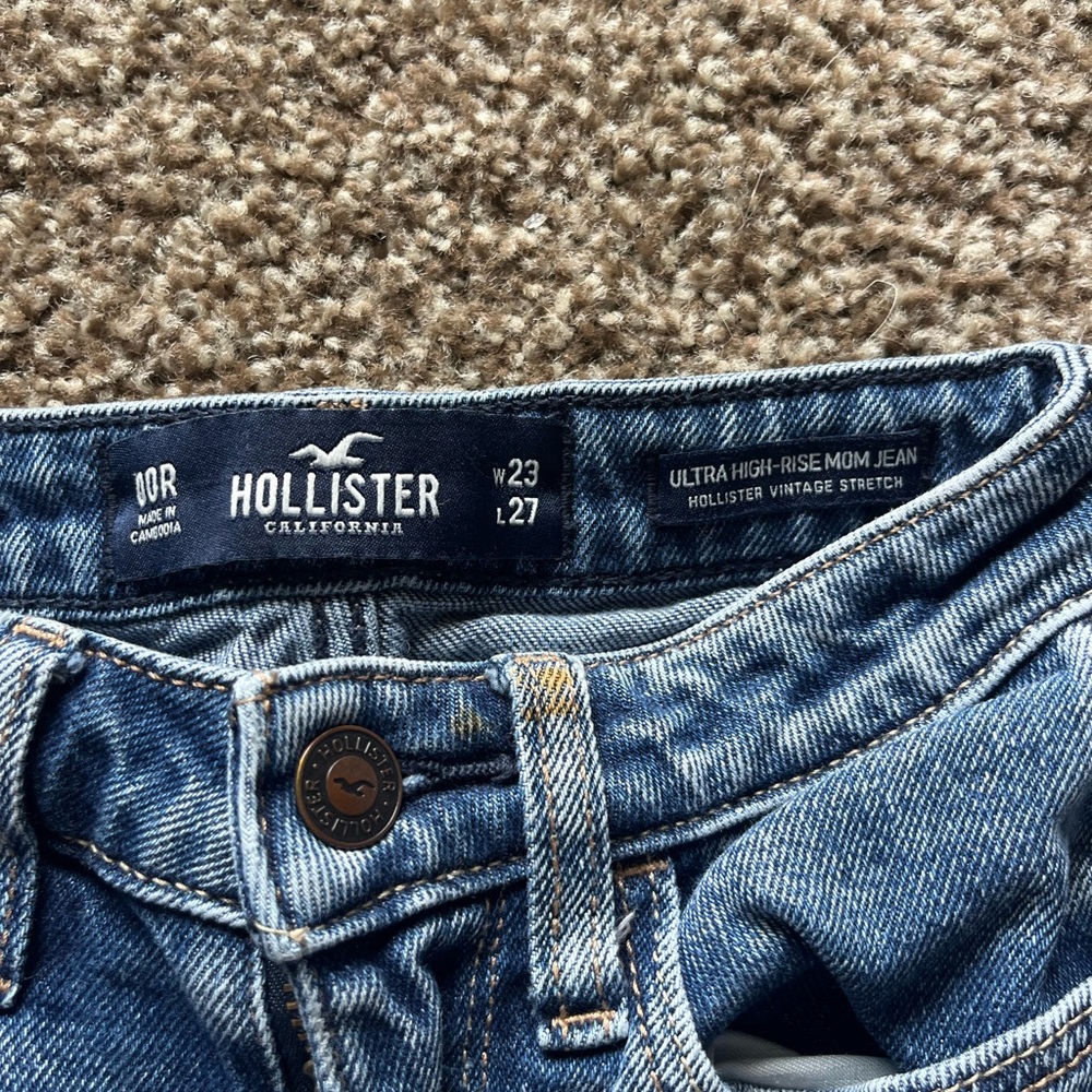 Hollister High-Rise Mom Jeans